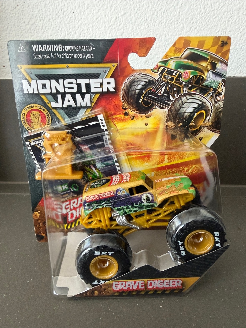 NEW SPIN MASTER 2026 MONSTER JAM GOLD TROPHY CARD SERIES 1 complete set - Picture 9 of 10